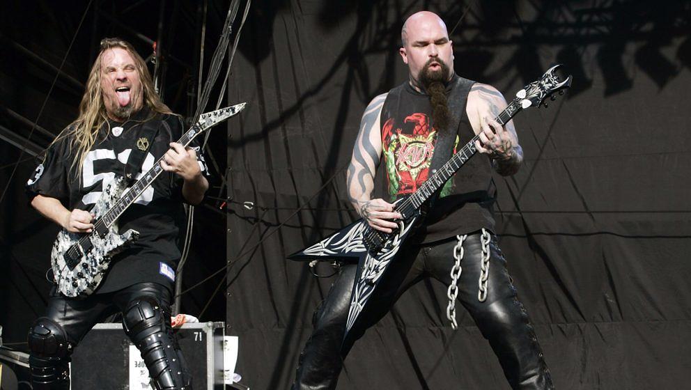 READING, ENGLAND- AUGUST 27:Jeff Hanneman and Kerry King of Slayer perform on stage on the third day of The Carling Weekend R