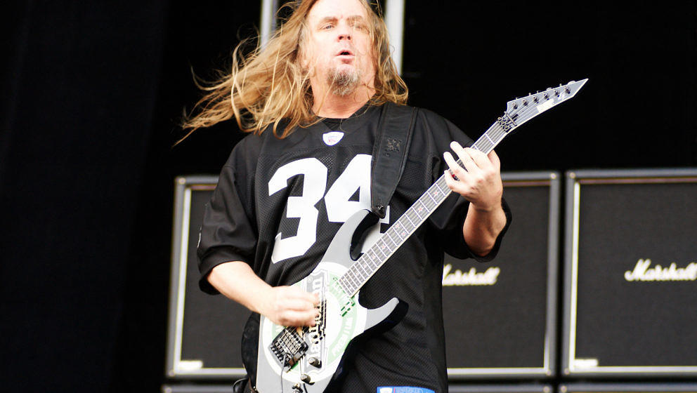 UNITED KINGDOM - JUNE 09:  DOWNLOAD FESTIVAL, DONNINGTON PARK  Photo of Jeff HANNEMAN and SLAYER, Jeff Hanneman performing li