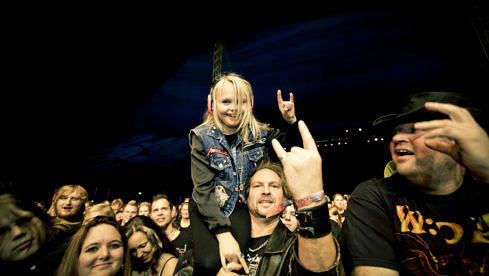 crowd4-severin-schweiger