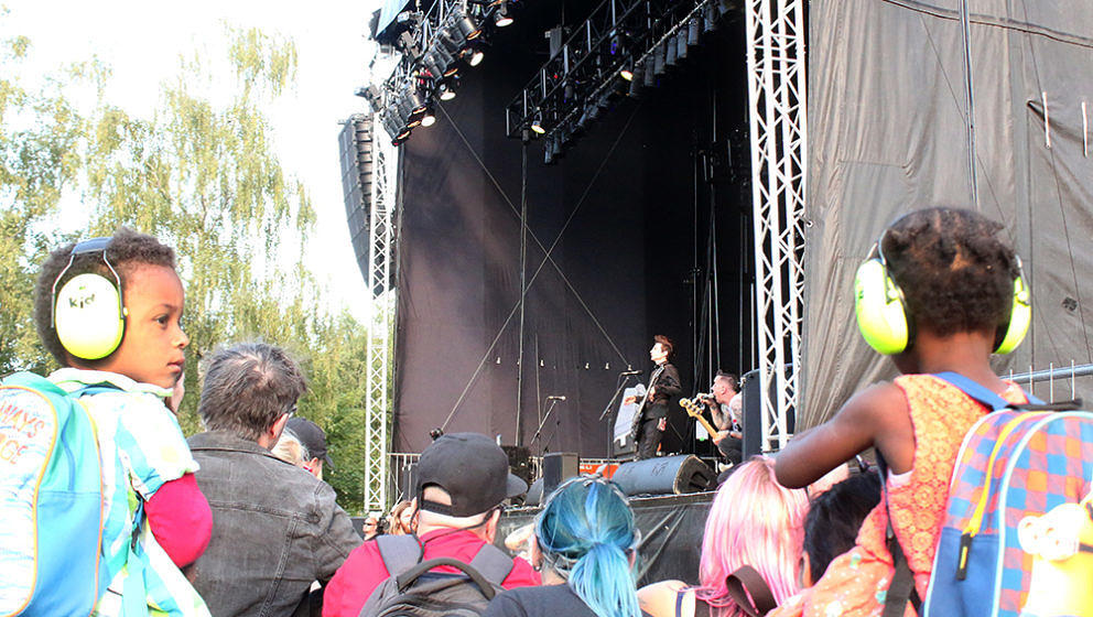Kleine und große Punkrock-Fans auf dem Punk In Drublic Festival 2018 Berlin