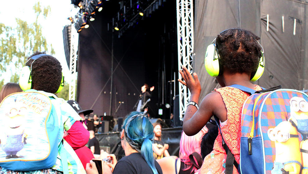 Kleine und große Punkrock-Fans auf dem Punk In Drublic Festival 2018 Berlin