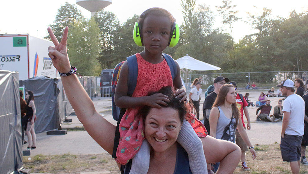 Kleine und große Punkrock-Fans auf dem Punk In Drublic Festival 2018 Berlin