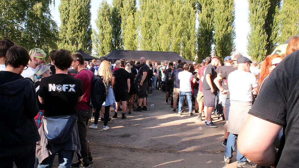 Warten auf Bier: Die Schlange am Bierstand auf dem Punk In Drublic Festival 2018 Berlin