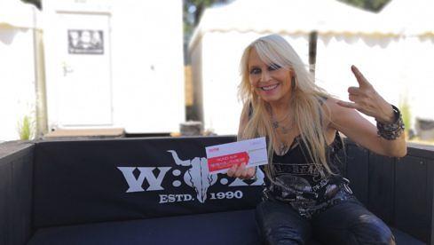 Doro Pesch mit dem Registrierungsset