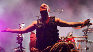 Five Finger Death Punch live im Jahr 2010.