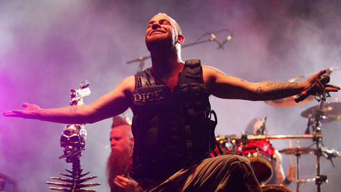 Five Finger Death Punch live im Jahr 2010.