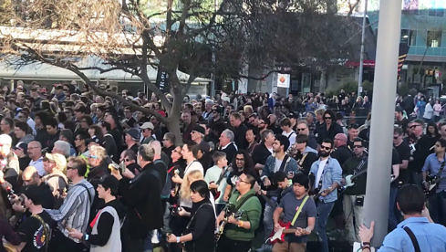 Fast 500 Menschen haben in Australien gemeinsam ‚Highway To Hell‘ von AC/DC gespielt