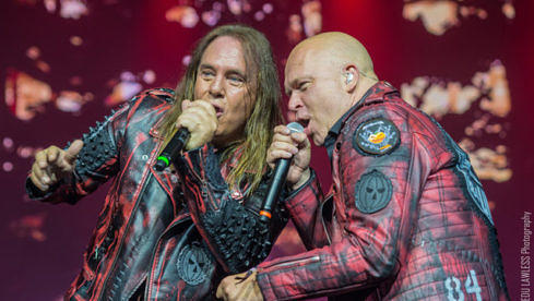 Andi Deris (l.) und Michael Kiske von Helloween nehmen 2022 die Kollegegen von Hammerfall mit auf Tour