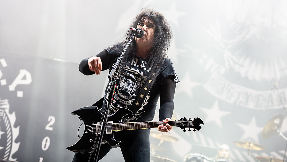 Blackie Lawless pfeift auf Backing-Vocals