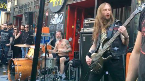 Dopethrone geben Straßenkonzert in Paris
