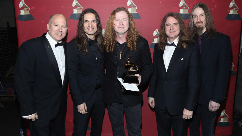 Die Megadeth-Musiker Kiko Loureiro (2.v.l.), Dave Mustaine (M.), David Ellefson (2.v.r.) und Dirk Verbeuren (r.) bei den Grammy Awards 2017 mit John Poppo, dem Vorsitzenden der Recording Academy (Foto: Randy Shropshire/WireImage)