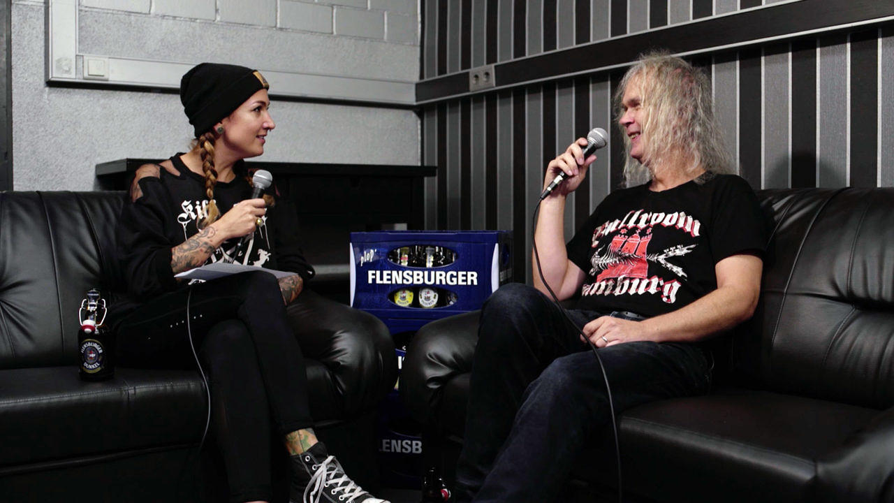 Moderatorin Kate Kaputto und Chris Boltendahl von Grave Digger