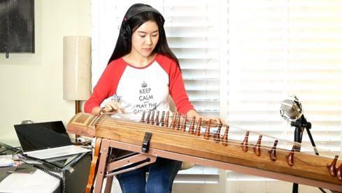 Die Koreanerin Luna Lee am Gayageum (Foto: Screenshot)