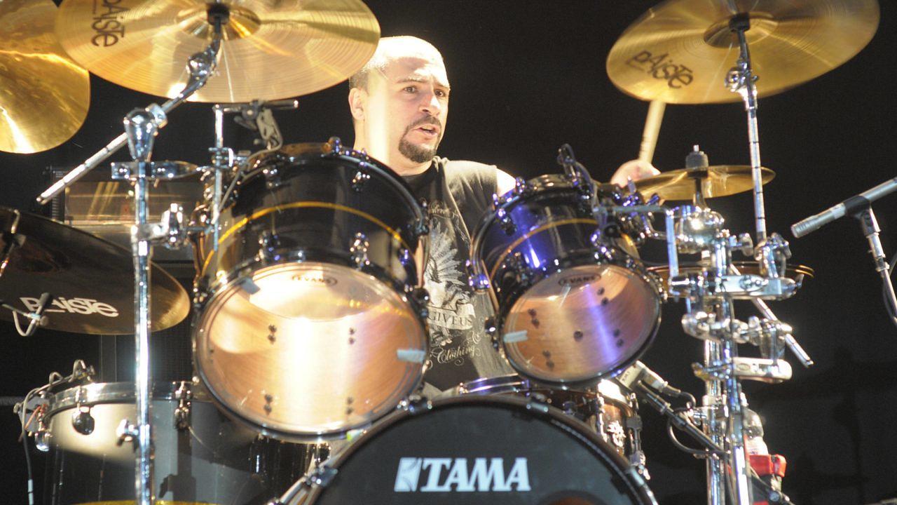 Drummer John Dolmayan auf der Bühne mit Scars On Broadway