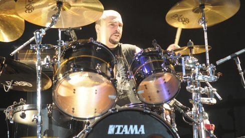 Drummer John Dolmayan auf der Bühne mit Scars On Broadway