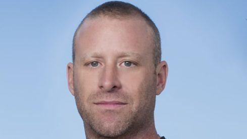 Nicht zu verwechseln mit Mike Krüger: Nickelback-Bassist Mike Kroeger (Foto: Richard Beland/Warner)