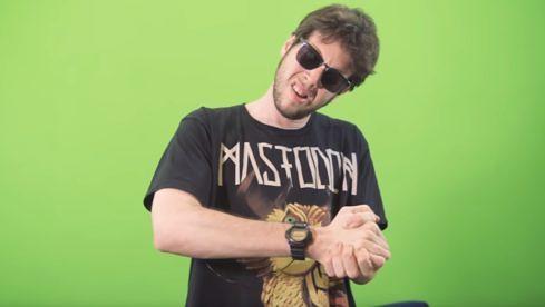 "State Of The Fart"-Genie und Meister der Handarbeit Guy First am Werk (Foto: Screenshot)