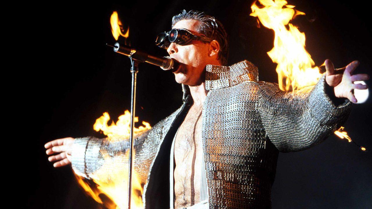 Till Lindemann im Jahr 2001. Rammstein sind bekannt für ihre Pyrotechnik.