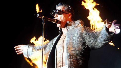 Till Lindemann im Jahr 2001. Rammstein sind bekannt für ihre Pyrotechnik.