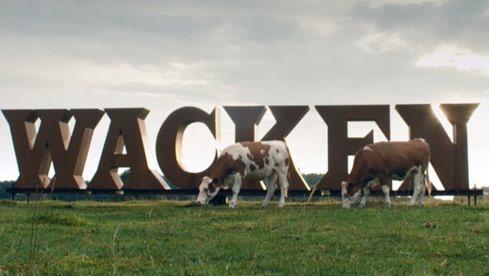 In "Wacken: Louder Than Hell" auf Arte sieht man nicht nur Kühe grasen