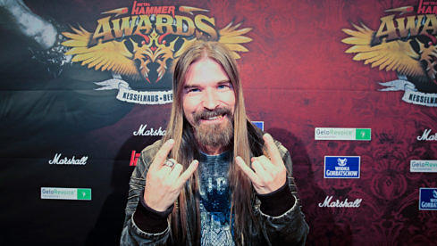 Sabaton-Bassist Pär Sundström auf dem Schwarzen Teppich vor den METAL HAMMER AWARDS 2018