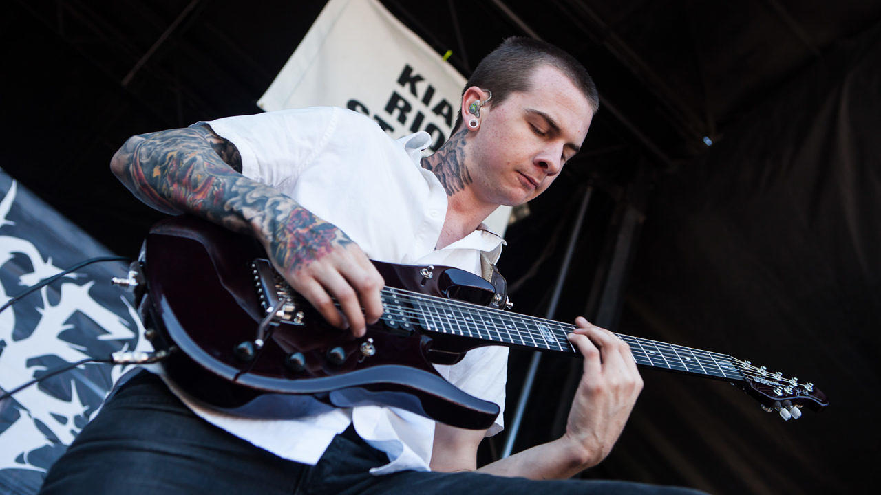 San Francisco:  Gitarrist Jason Richardson performt zusammen mit Chelsea Grin bei der Vans Warped Tour 2012