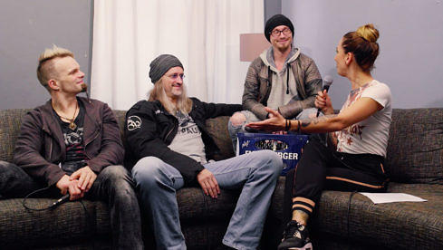 Alea der Bescheidene, Lasterbalk der Lästerliche und Luzi Das L von Saltatio Mortis mit Moderatorin Kate Kaputto