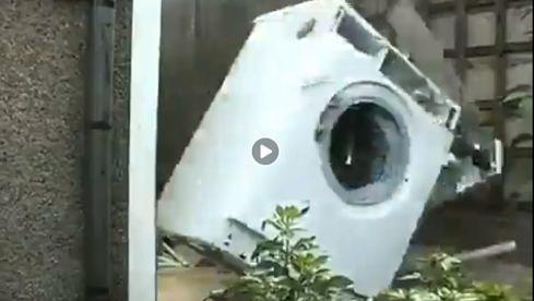 Eine Waschmaschine zerlegt sich selbst - zu Death Metal von Deicide