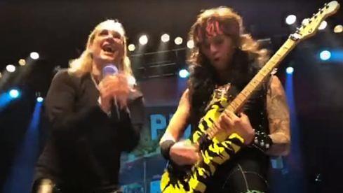Steel Panther-Sänger macht auf Ozzy Osbourne, und ex Ozzy-Gitarrist Gus G. gibt Steel Panther-Riffer Satcher