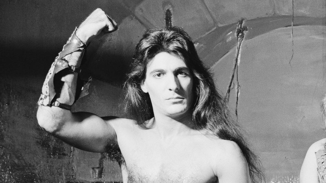 Manowar-Bassist Joey DeMaio im Jahr 1984 (Foto: Fin Costello/Redferns/Getty Images)