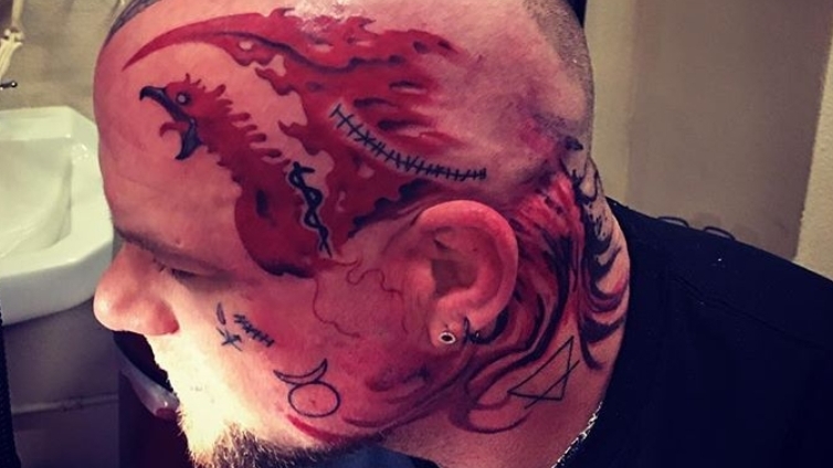 Five Finger Death Punch-Frontmann Ivan Moody präsentiert sein neues Tattoo