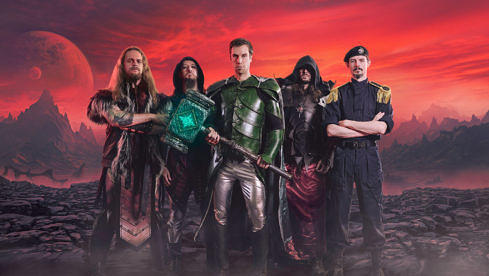 Gloryhammer mit Bassist James Cartwright (l.)