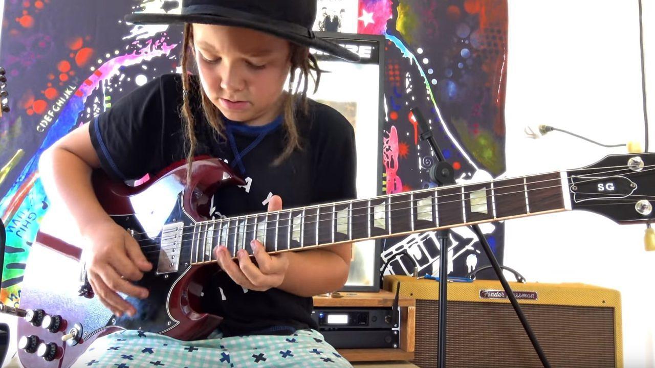 Bei Ellen Degeneres zockte Taj Farrant Guns N’ Roses, hier spielt er Brian May nach