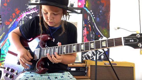 Bei Ellen Degeneres zockte Taj Farrant Guns N’ Roses, hier spielt er Brian May nach