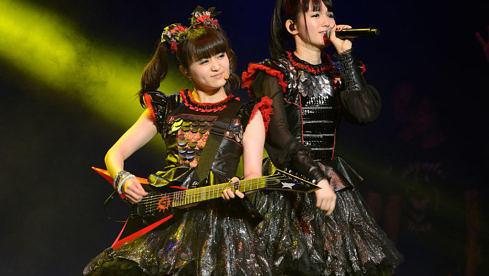 Moametal und Su-metal von Babymetal 2016 im Jerome Schottenstein Center in Columbus, Ohio