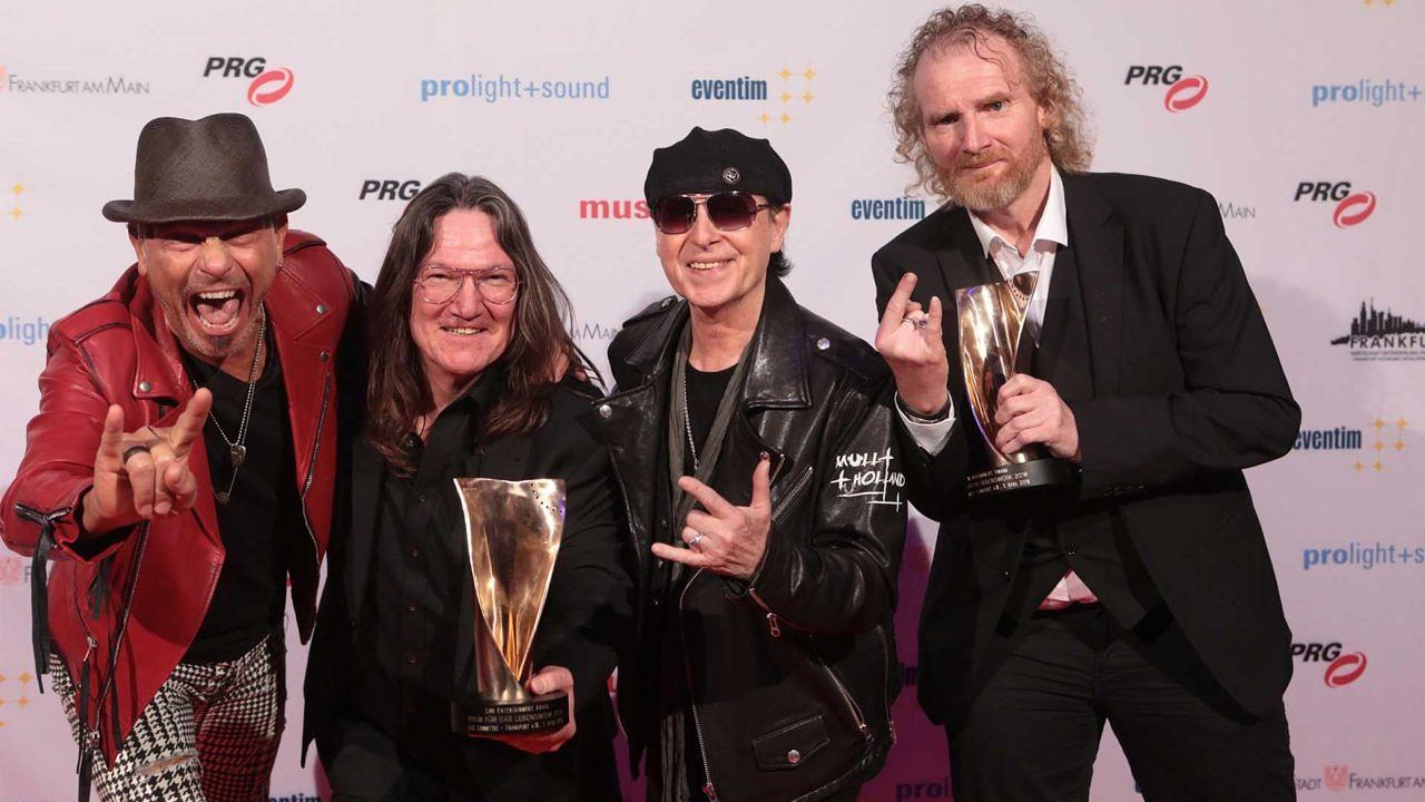 Die Wacken-Macher Holger Hübner und Thomas Jensen bejubeln mit Klaus Meine und Rudolf Schenker von den Scorpions den LEA für ihr Lebenswerk