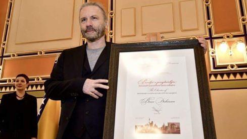 Bruce Dickinson mit seiner Ehrenbürgerurkunde von Sarajevo
