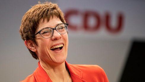 CDU-Vorsitzende Annegret Kramp-Karrenbauer hat dank AC/DC und Heavy Metal gute Laune