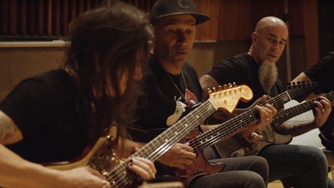 Tom Morello (Rage Against The Machine), Scott Ian (Anthrax) und Nuno Bettencourt (Extreme) zocken den ‘Game Of Thrones’-Theme auf den drei handgefertigten ‘Game Of Thrones’-Gitarren aus dem Hause Fender