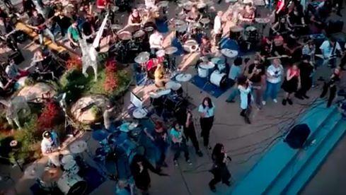 Musiker-Flashmob zu Metallica ‘Sad But True’