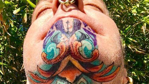 Dez Fafara präsentiert mit hoch erhobenem Kinn seinen neuen Hautschmuck