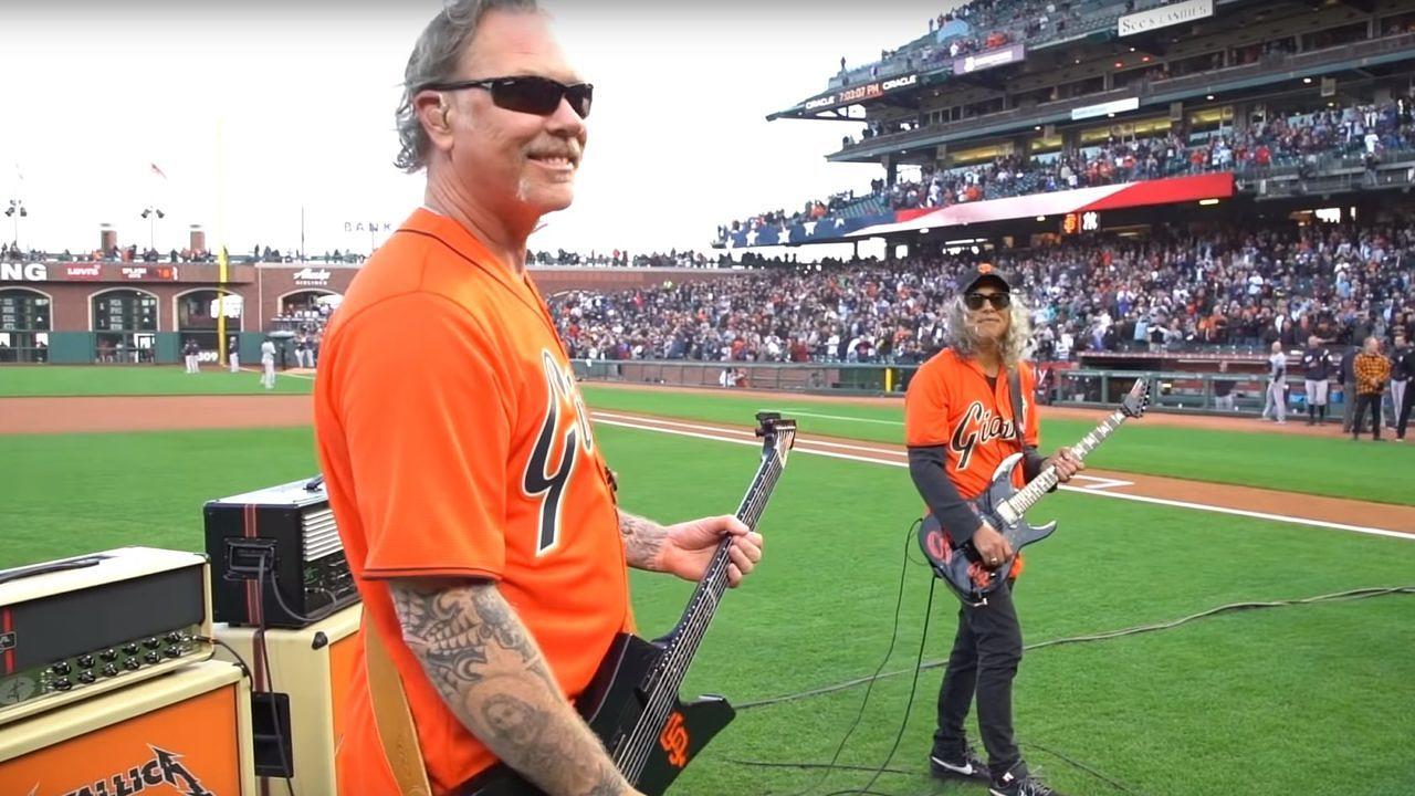 James Hetfield und Kirk Hammett von Metallica zocken das ‘Star Spangled Banner’ bei den SF Giants im Stadiom