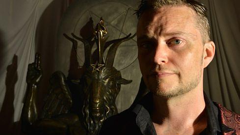 The Satanic Temple-Sprecher Lucien Greaves, hier vor einer Baphomet-Statue, hat etwas zu feiern (Foto von Josh Reynolds für The Washington Post via Getty Images)