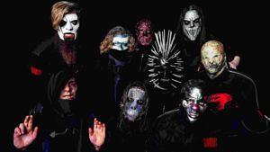 Slipknot in ihren neuen Masken zum neuen Album WE ARE NOT YOUR KIND - ganz rechts der noch namenlose Trommler
