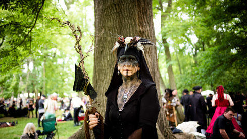 07.06.2019, Sachsen, Leipzig: Peggy aus Hannover blickt über die Besuchermassen zum Auftakt zum Wave-Gotik-Treffen auf de...
