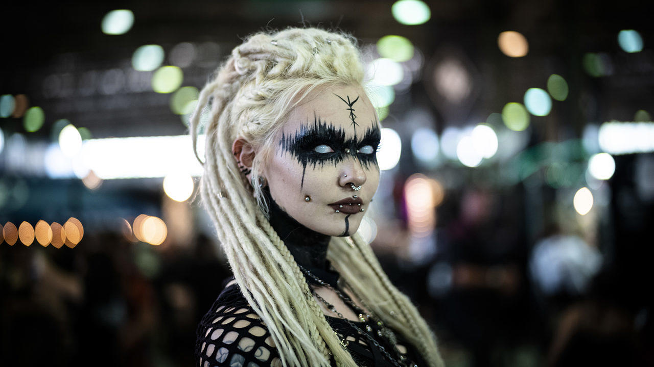 08.06.2019, Sachsen, Leipzig: Alexia aus Caen (Frankreich) steht inmitten der Messehalle auf dem agra Gelände beim Wave-G...