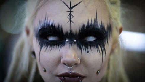 08.06.2019, Sachsen, Leipzig: Alexia aus Caen (Frankreich) steht inmitten der Messehalle auf dem agra Gelände beim Wave-G...