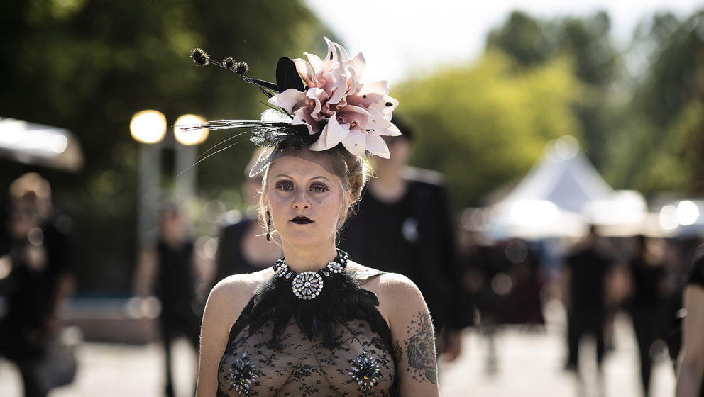 08.06.2019, Sachsen, Leipzig: Bella aus Leipzig läuft über das Festivalgelände des Wave-Gotik-Treffens.