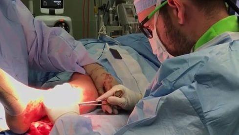 Doktor_hört_Pound_beim_Operieren