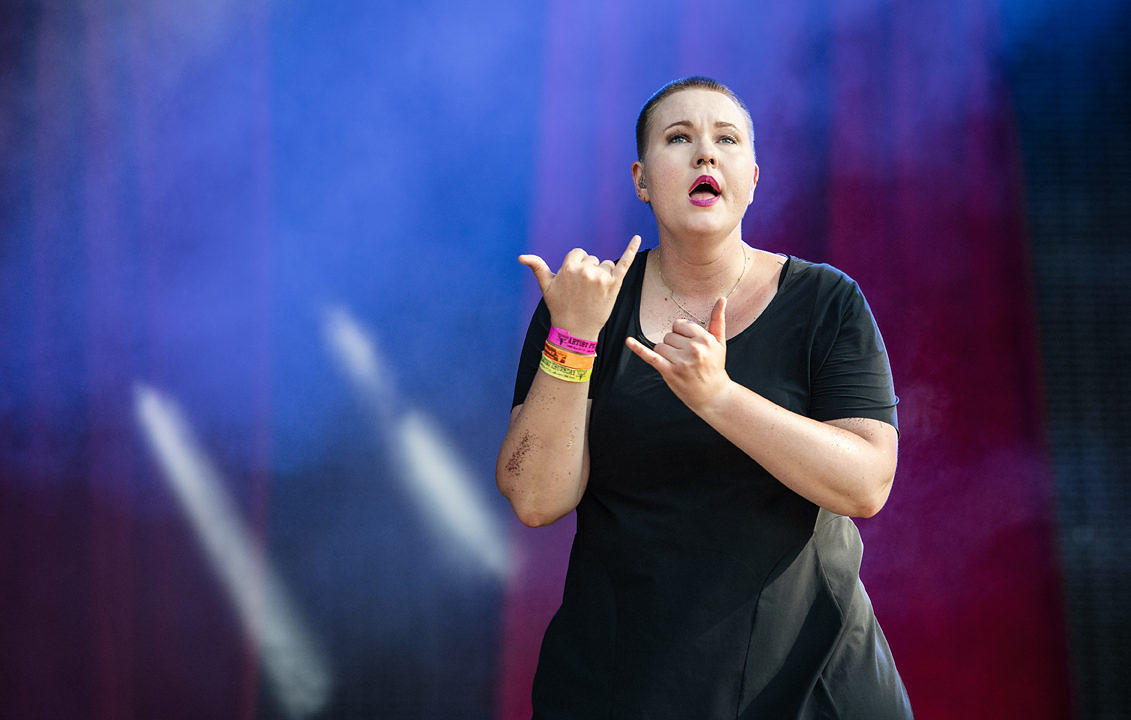 Wacken 2018, Schandmaul-Konzert: Laura M. Schwengber bei der Arbeit